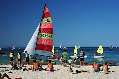 Belle Ile en Mer agence Allain voilier rouge sur la plage
